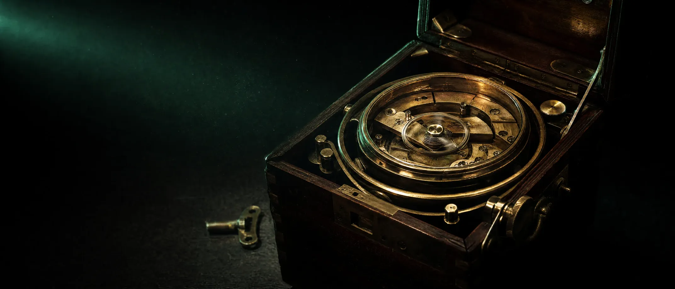 La précision se maintient par des gestes réguliers : le chronomètre entretenu dans son coffret.