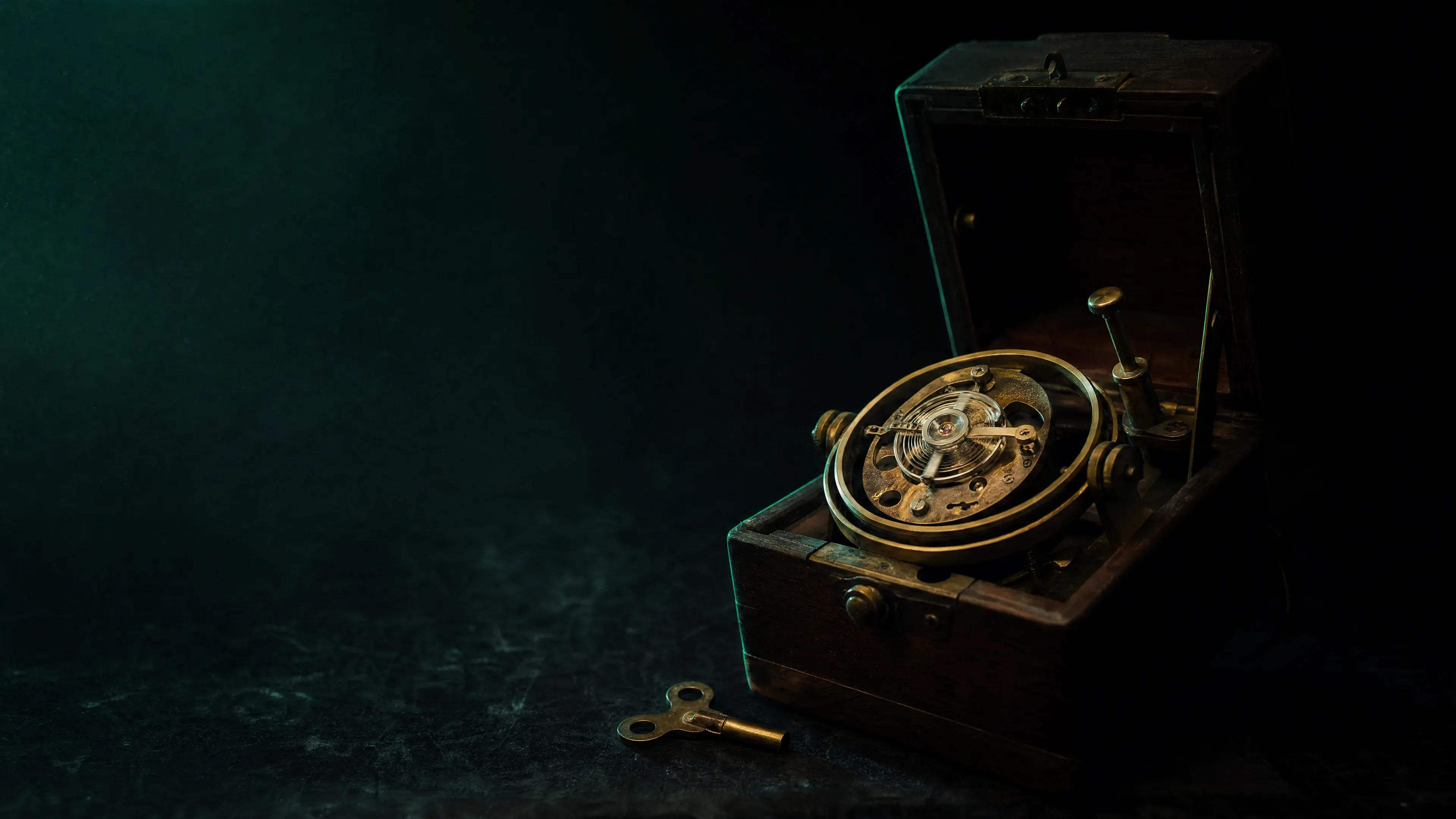 La précision se maintient par des gestes réguliers : le chronomètre entretenu dans son coffret.