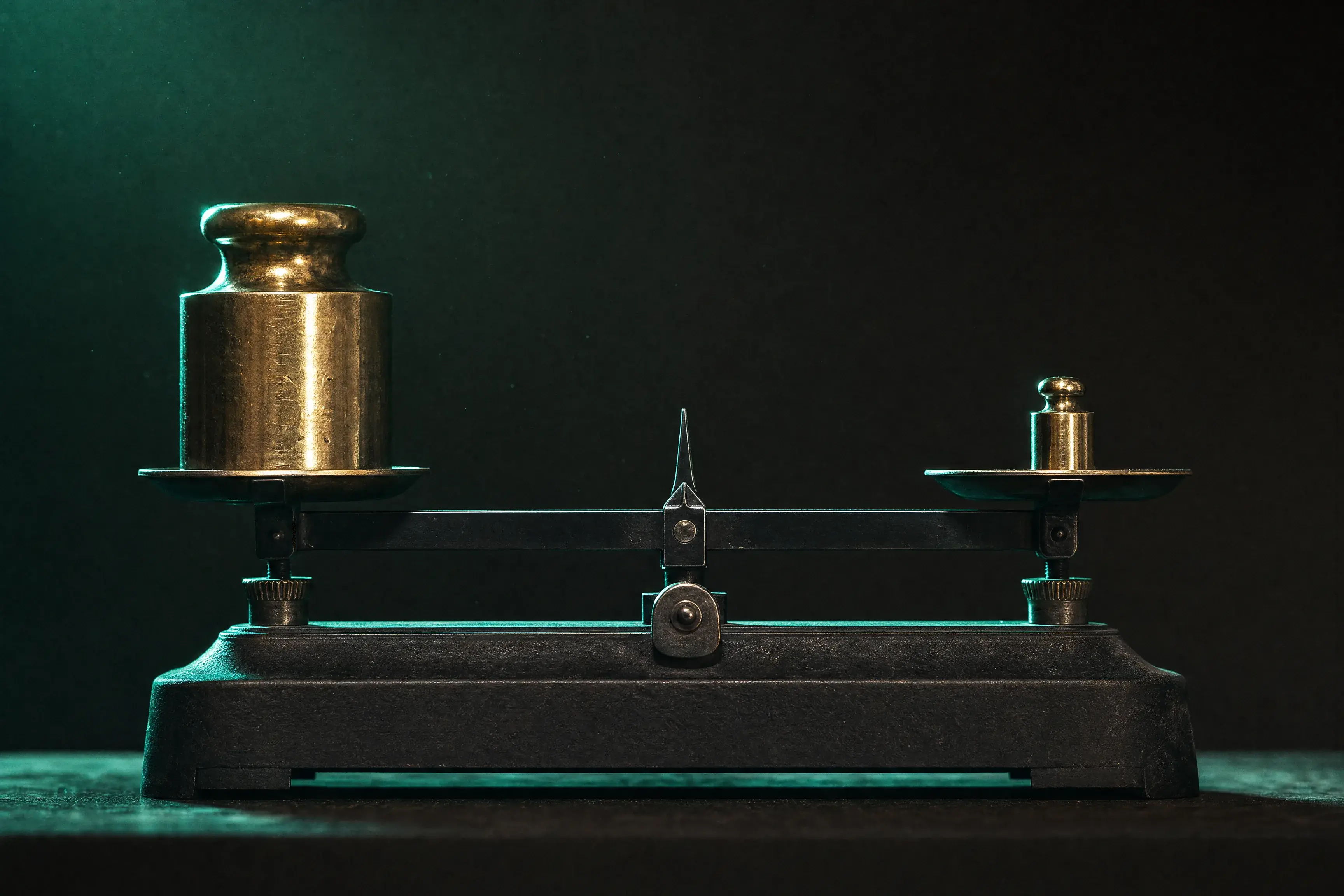 Deux masses étalons, l’une deux fois plus petite, qui font pencher la balance à égalité.